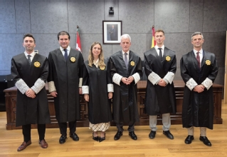 Los tres nuevos magistrados junto al presidente del Tribunal Superior de Justicia del País Vasco y varios miembros de la Sala de Gobierno del TSJPV